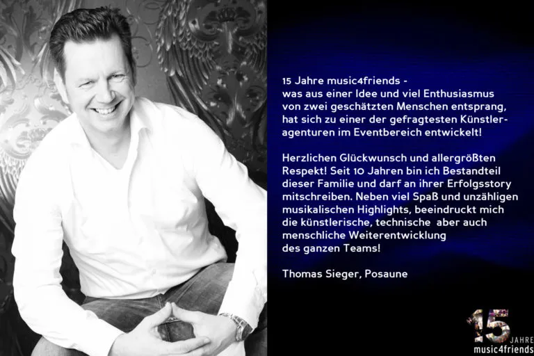 Portrait eines jungen Mannes bei der Fotoaufnahme.